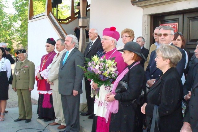 Uroczystości zgromadziły na rynku między innymi władze samorzadowe, radnych, duchownych i mieszkańców Szydłowca.