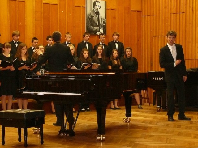 Andrzej Stec śpiewa z chórem Szkoły Muzycznej.