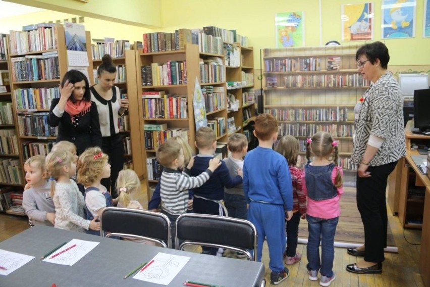 Dzieci są częstymi gośćmi w gminnej bibliotece w Wielgiem