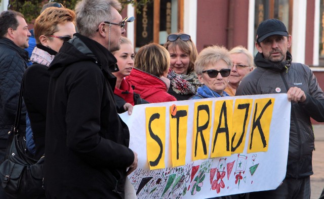 Pikieta nauczycieli na Rynku w Grudziądzu