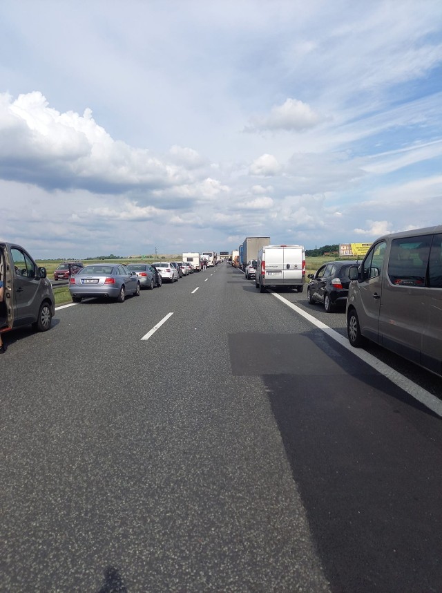 Po zderzeniu ciężarówek na autostradzie A4 ruch jest całkowicie zablokowany.