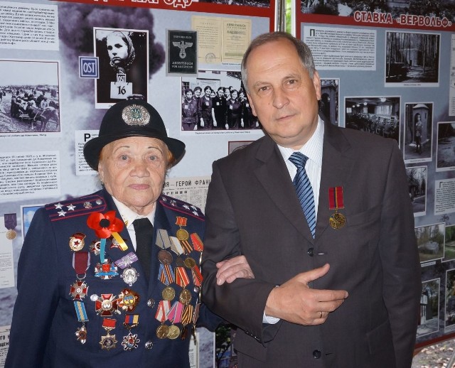 Pułkownik w stanie spoczynku Olga Twerochlebowa i Jan Mazanka w Winnicy, chwilę po wręczeniu odznaczenia.
