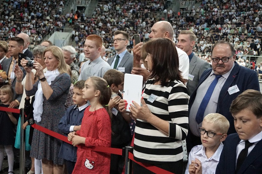 Kongres Świadków Jehowy 2017 „Nie poddawaj się!”. Chrzest w Atlas Arenie [ZDJĘCIA, FILM]