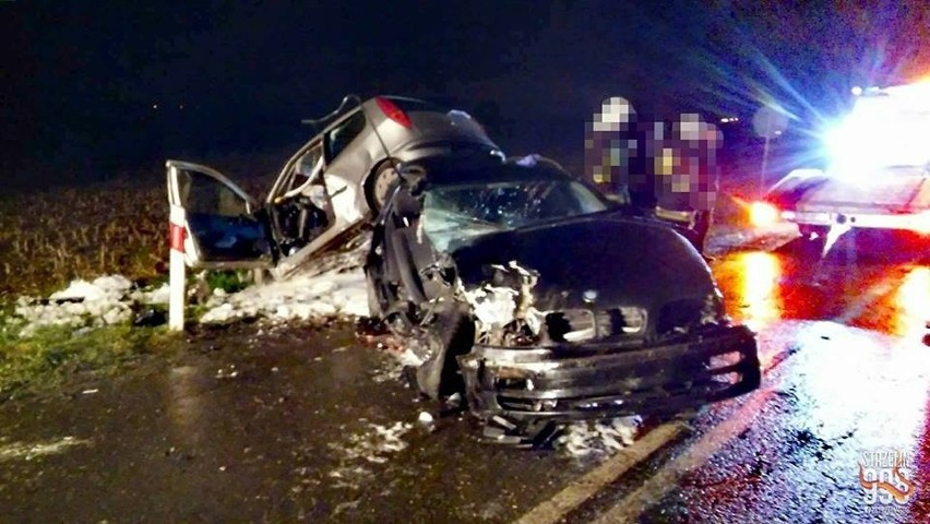 BMW wyprzedzało "na trzeciego" i uderzyło czołowo w punto. Siedem osób ciężko rannych [ZDJĘCIA]