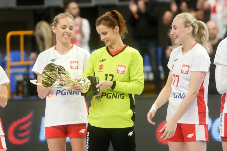 Magda Więckowska (pierwsza z lewej) po zakończeniu turnieju.