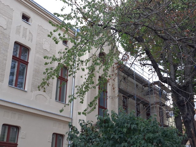 Oficyna przy ul. Zachodniej 76 w centrum Łodzi powstała w latach 1903 – 1905 według projektu znanego łódzkiego architekta Franciszka Chełmińskiego. Prace przy jej renowacji zostaną zakończone w tym roku i pochłoną ponad 7 mln zł.