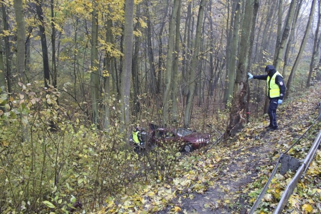 Grudziądzcy policjanci pod nadzorem prokuratora wyjaśniają okoliczności wypadku drogowego do którego doszło w miejscowości Białochowo. W wyniku zdarzenia śmierć poniósł 20-letni kierowca.