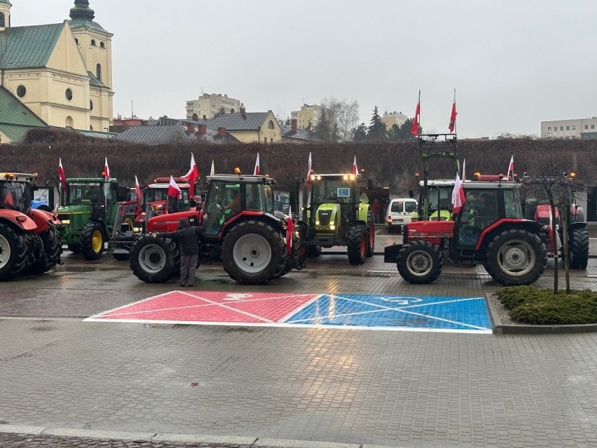Protest rolników przed Urzędem Wojewódzkim w Rzeszowie [ZDJĘCIA, WIDEO]
