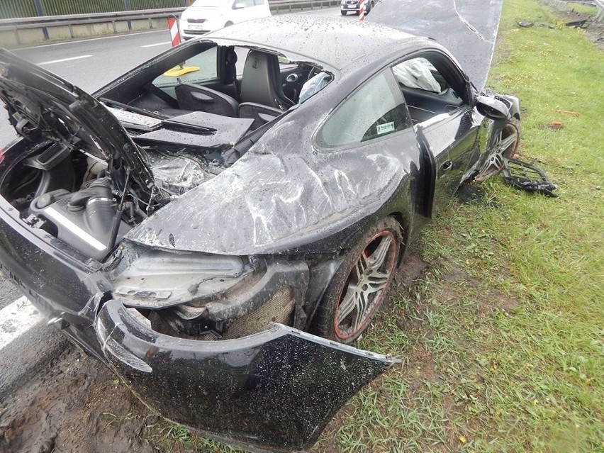 Wypadki na autostradzie A4. Osiem kolizji, dwie osoby ranne i rozbite porsche [ZDJĘCIA]