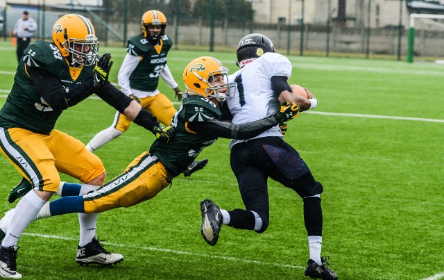 Bydgoski klub Archers zadebiutował w sobotę w rozgrywkach I ligi polskich zmagań w futbol amerykański. W meczu rozegranym na boisku przy ul. Sielskiej z Fordonie z innym beniaminkiem I ligi - Rhinos Wyszków, bydgoszczanie przegrali 14:22.