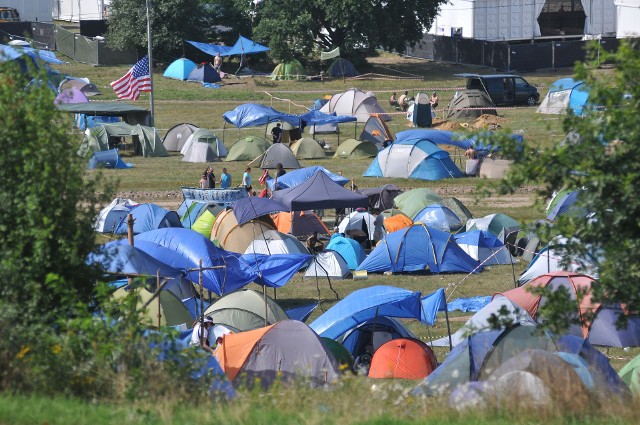 Woodstockowe pole powoli zapełnia się namiotami. W tym roku, podobnie jak w zeszłym, przy namiocie nie będzie można parkować auta.