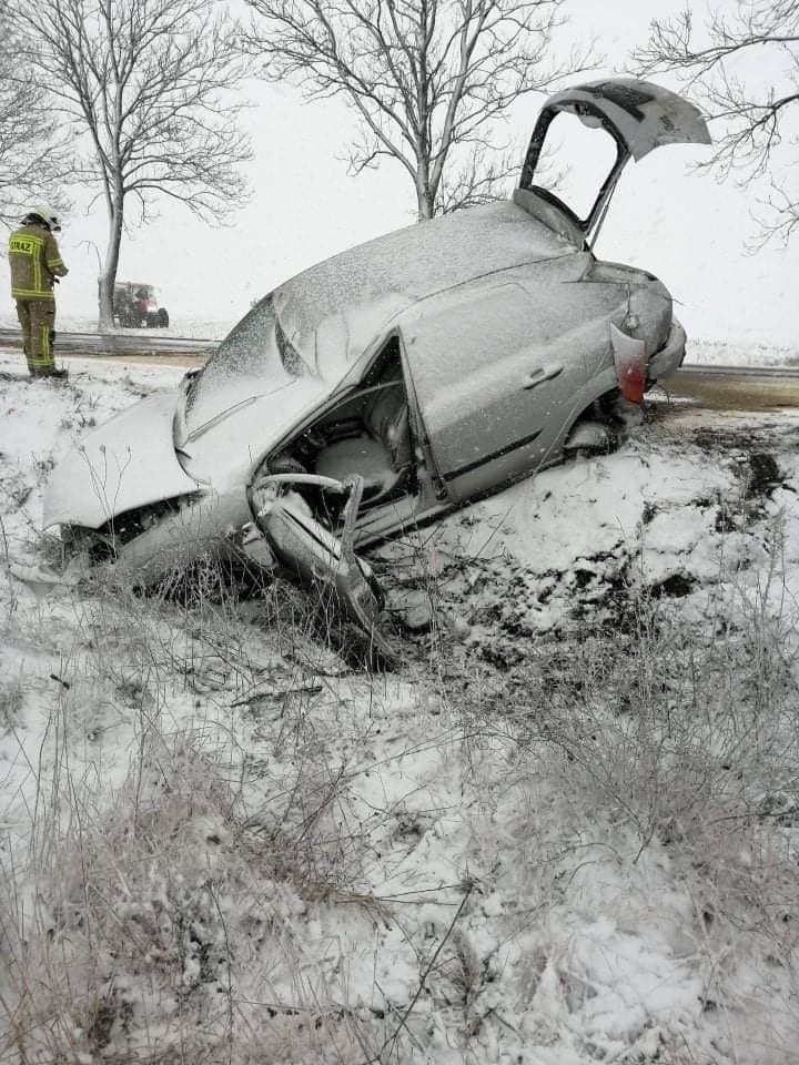 Koce-Schaby. Wypadek na drodze 681 między Rudką a Ciechanowcem. Dwie osoby ranne [ZDJĘCIA]