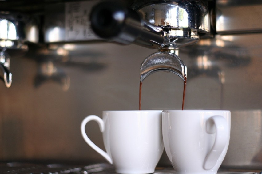 FAKT I MIT: Kawa stymuluje wydzielanie kwasu solnego w...