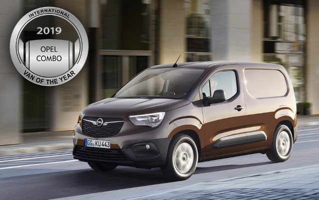 Opel Combo Life Zdaniem jury żaden z konkurencyjnych modeli nie oferuje aż tyle w stosunku do swojej ceny. Dyrektor generalny firmy Opel, Michael Lohscheller, oraz dyrektor zarządzający ds. sprzedaży, obsługi posprzedażnej i marketingu, Xavier Duchemin, udali się do Belgii, aby odebrać nagrodę za ten wielofunkcyjny samochód.Fot. Opel