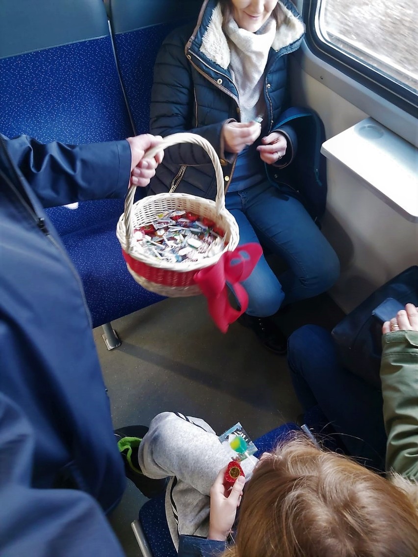 Z miłości do pasażera, czyli walentynki z trójmiejską SKM-ką. W święto zakochanych w pociągach rozdawali słodycze | ZDJĘCIA