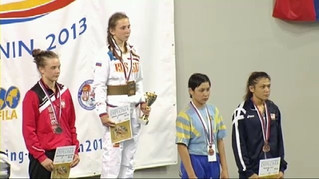 Aleksandra Wólczyńska (pierwsza z lewej) doskonale reklamuje Polskę na różnych zawodach zapaśniczych.
