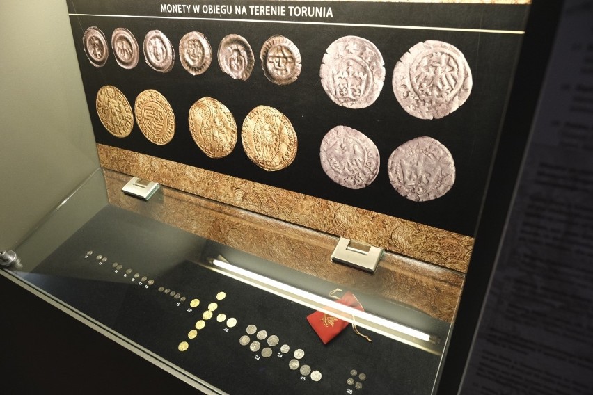 Skarb z Torunia ocalał! 1444 cenne monety znalezione w 1987 roku na Skarpie są w muzeum