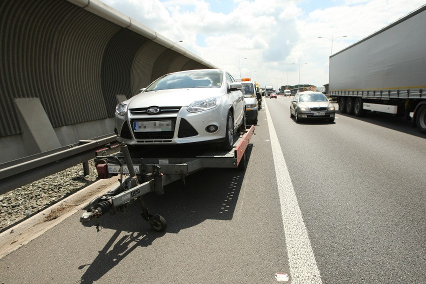 Wypadek na AOW. Laweta uderzyła w barierę. Zablokowała dwa pasy