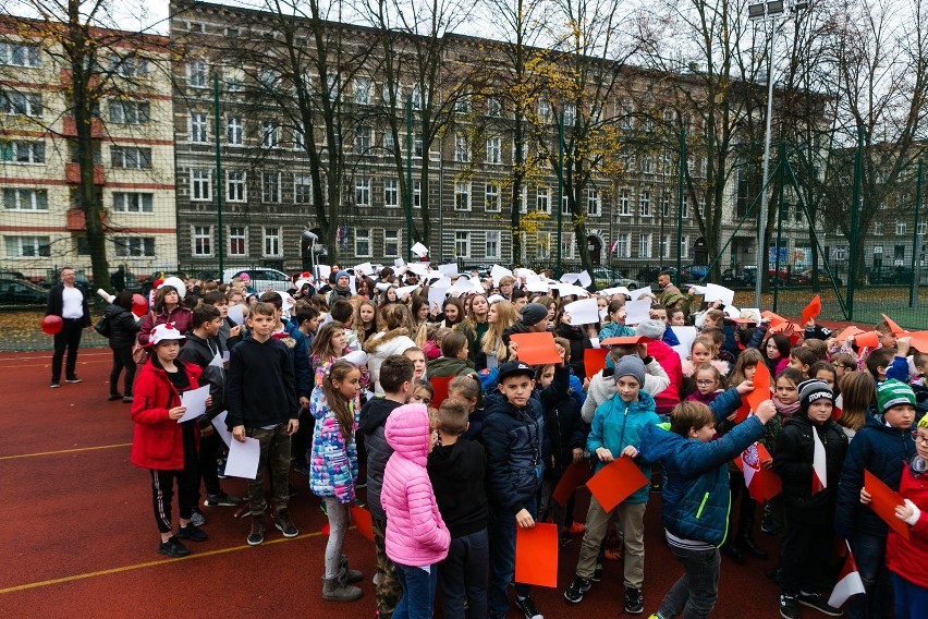 Zachodniopomorskie: Uczniowie i nauczyciele bili "Rekord dla Niepodległej". Był marsz, flaga i wspólne śpiewanie hymnu [WIDEO, ZDJĘCIA]