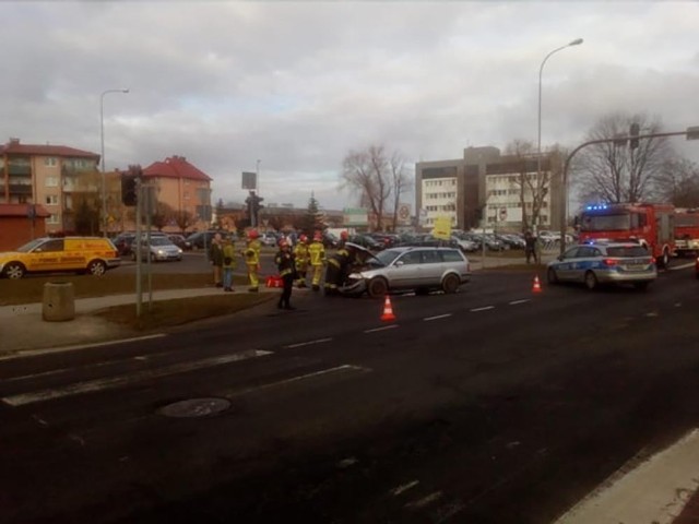 Do wypadku doszło w środę, 20 lutego na skrzyżowaniu ulic Batorego, Rzeźniczaka i Zamoyskiego. Zderzyły się dwie osobówki. Na miejscu są służby ratunkowe.CZYTAJ DALEJ>>> Sprawdź także: Tutaj w Zielonej Górze dochodzi najczęściej do wypadków! TOP 5 miejscWIDEO: Samolot leciał bardzo nisko nad samochodami jadącymi S3