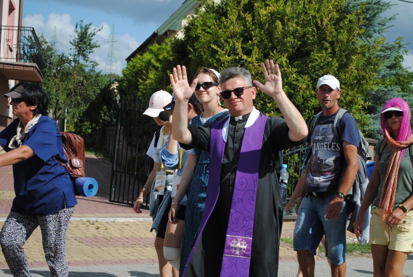 Lubelska pielgrzymka ciągle w drodze. Wczoraj przeszli aż 38 km [zdjęcia]