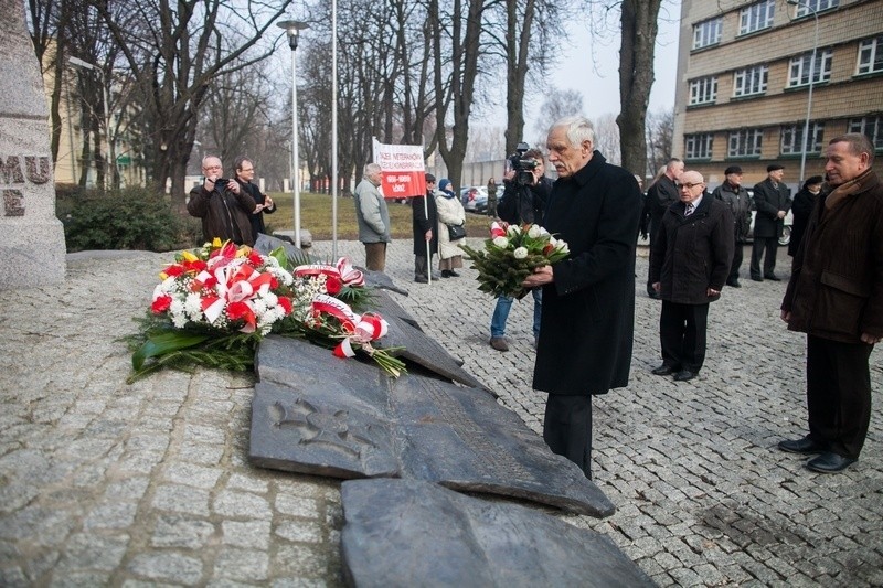 Pamięć o żołnierzach wyklętych. Kwiaty pod pomnikiem Ofiar Komunizmu