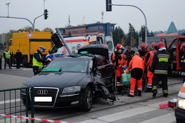 Wypadek na rondzie Skubiszewskiego. Auto wjechało pod tramwaj