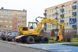 Tarnobrzeg. Koparka i przyczepa kempingowa blokują miejsca na parkingu. Lokatorzy wściekli, a Straż Miejska i Policja rozkładają ręce