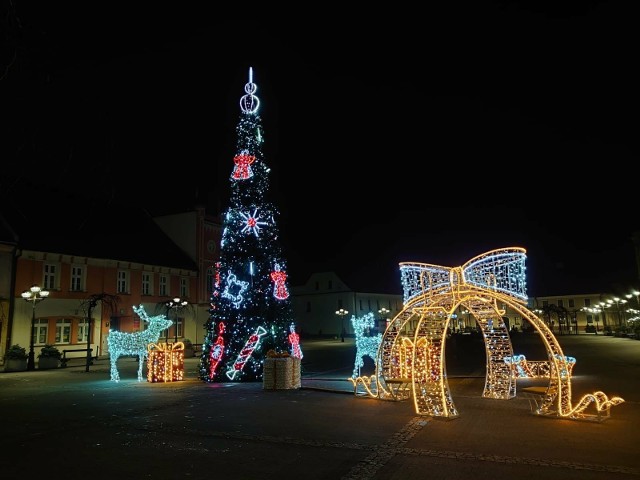We wtorek, 5 grudnia zamontowano na Rynku świąteczną choinkę. Są także pozostałe iluminacje - duża bombka, prezenty, renifery. Będzie można zapozować także z pięknymi aniołami, czy siedząc na oświetlonej ławce.