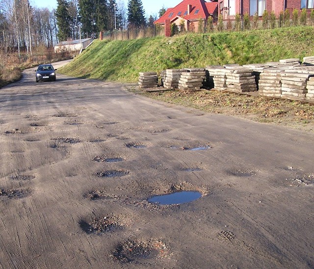 Dziury na drodze na osiedlu Ceglanym. Takie same są na ulicy Fabrycznej, ale tam nowej drogi nie będzie. 