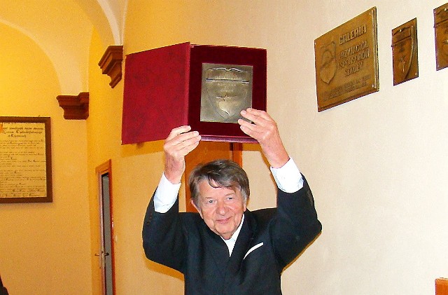 Janusz Trzebiatowski z licealnym trofeum