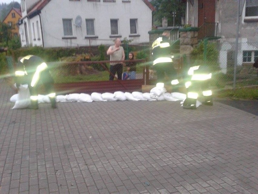 Silne burze z gradem nad Dolnym Śląskiem. Zalana wieś Biegoszów (ZDJĘCIA)