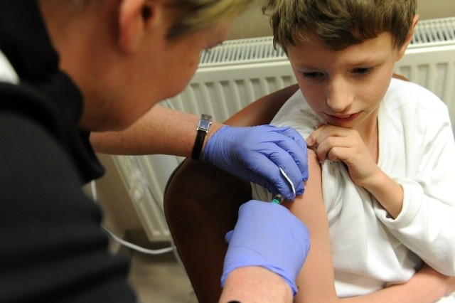 Lekarze tłumaczą, że zagrożenia wynikające z odmowy szczepienia dzieci są znacznie poważniejsze niż ewentualne objawy uboczne po szczepionce.