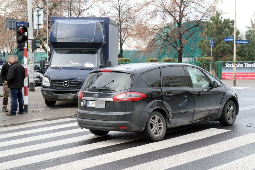 Wypadek na Zachodniej. Na czerwonym świetle na skrzyżowanie?