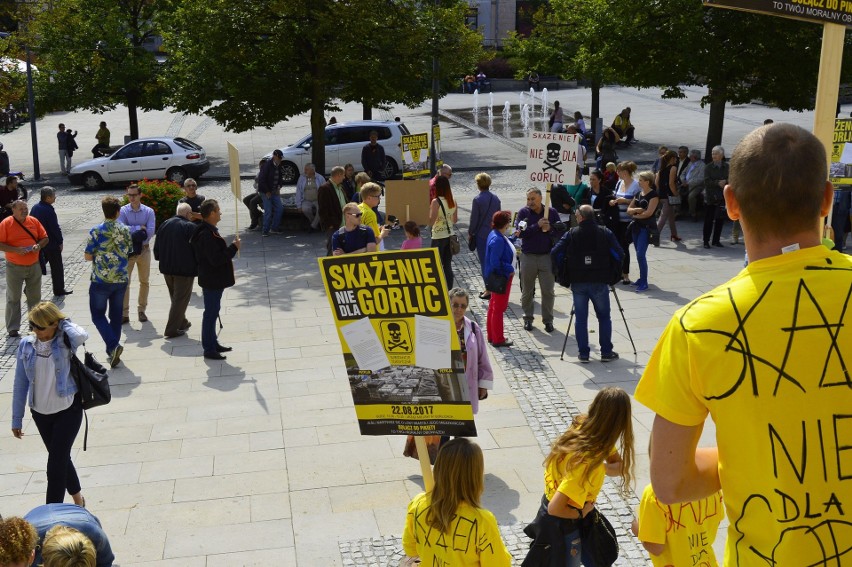 Protest w Gorlicach. Dwieście osób krzyczało pod ratuszem