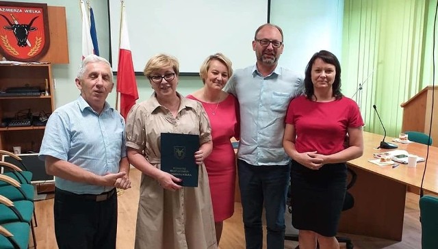 W Urzędzie Miasta i Gminy Kazimierza Wielka podziękowano nauczycielom i pracownikom obsługi, którzy po wielu latach pracy odchodzą na zasłużoną emeryturę.