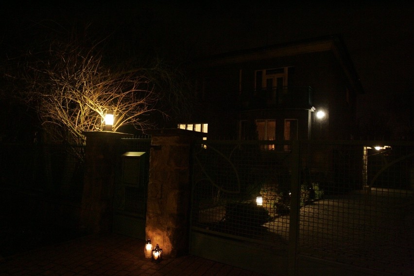 Znicze przed domem Wojciecha Kilara