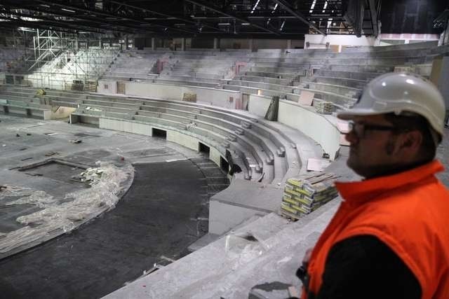 Główne prace w hali prowadzone są obecnie wewnątrz obiektu. Pojawiły się w nim już pierwsze sprzęty wyposażenia sportowego. Wkrótce montaż elementów oprawy scenicznej - oświetlenie areny