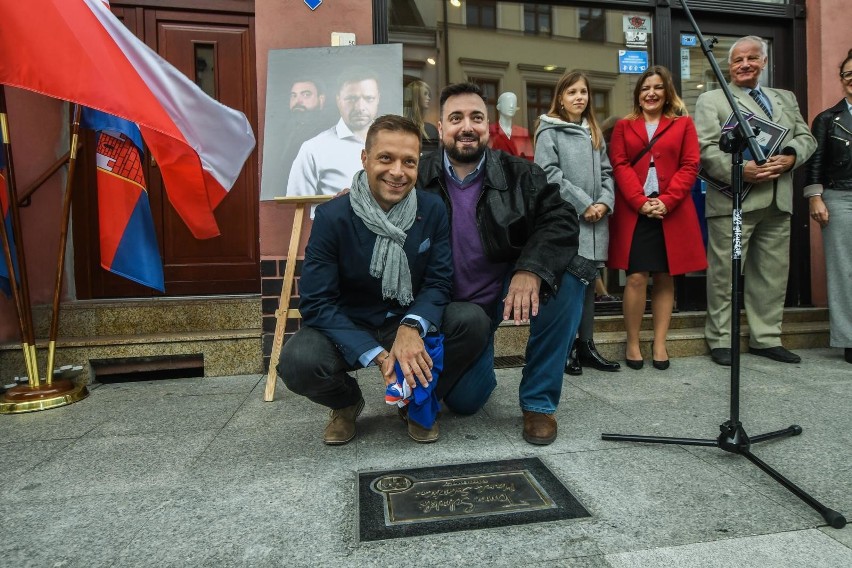 Marek i Tomasz Sekielscy podczas odsłaniania bydgoskich...