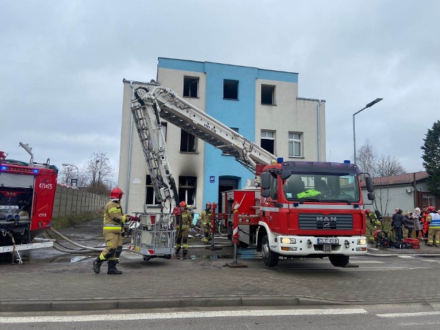 Pożar w Lęborku na ul. Kossaka. Strażacy ewakuowali 19 osób, poszkodowanych było 14 z nich a matka z dwojgiem dzieci