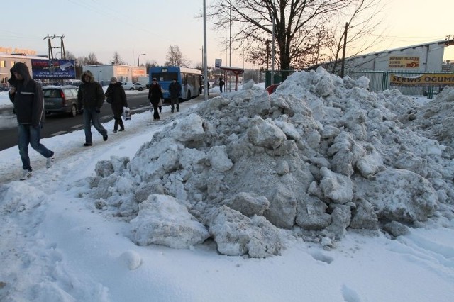 Zebrany na miejskich placach i ulicach śnieg wywożony jest do baz firm oczyszczających. Tak wygląda teren przy ul. 27 Lipca.