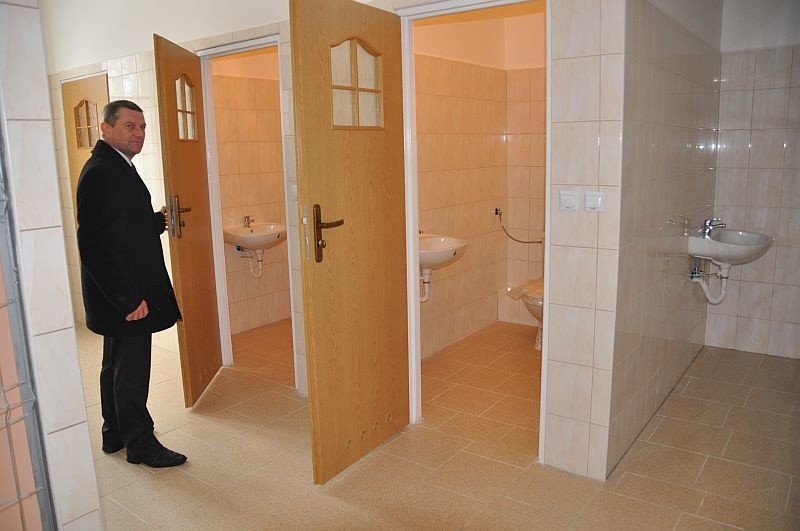 Józef Skrobisz pokazuje toalety, jakie w ostatnich...