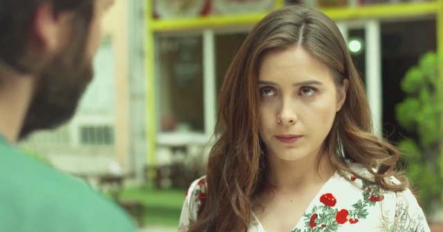 Melih odwiedza Zeynep zaintrygowany jej obecnością w szpitalu, przy okazji dowiaduje się, że Melek ma córkę. Co jeszcze wydarzy się w najnowszym 125. odcinku serialu Elif?