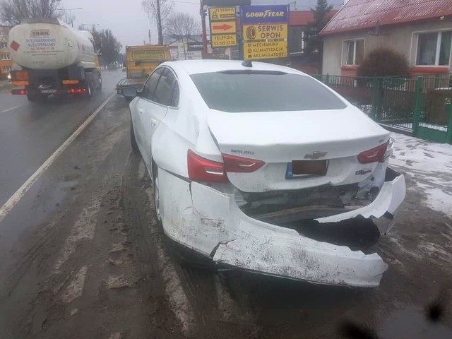 Karambol wyglądał groźnie, ale skończyło się bez poszkodowanych. Uszkodzone są za to trzy samochody...Wstępnie ustalono, że kierujący BMW prawdopodobnie nie dostosował prędkości do warunków jazdy, a chcąc uniknąć potrącenia pieszego wpadł w poślizg. Auto wjechało w tył zaparkowanego na poboczu ulicy chevroleta i volkswagena.Nie ma utrudnień w ruchu.Stop Agresji Drogowej. Odcinek 5