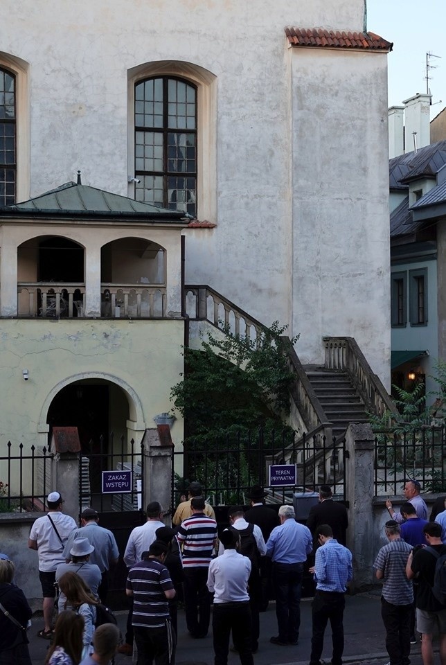 Kraków. Naczelny rabin Polski Michael Schudrich sforsował na Kazimierzu ogrodzenie synagogi Izaaka