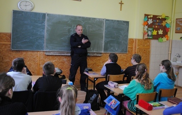 Radziejowscy policjanci zorganizowali pogadankę z uczniami klas szóstych w Morzycach