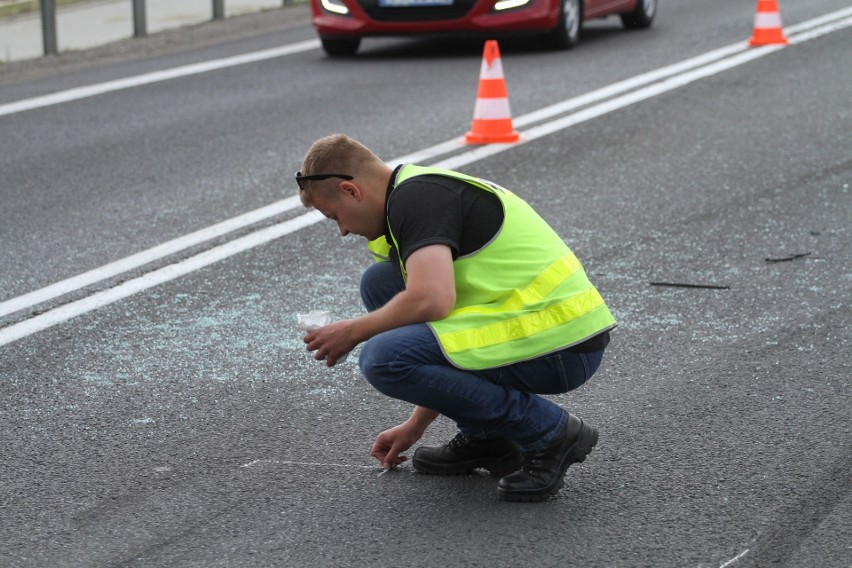 Utrudnienia na drodze. W Tarnowskiej Woli osobówka zderzyła się z busem