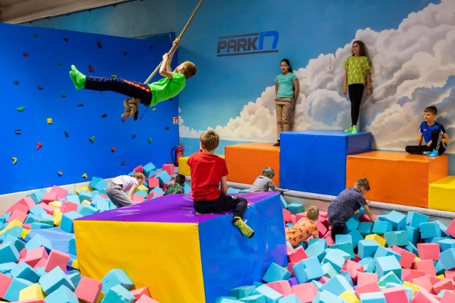 W Centrum zabaw i trampolin Park 17 w Bydgoszczy swoje święto obchodziło we wtorek (31 maja) 135 dzieci z Polski i z Ukrainy.