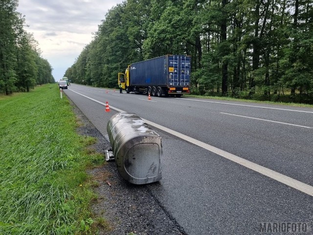 Zderzenie dwóch aut osobowych i ciężarówki na DK 46 w Dębskiej Kuźni pomiędzy Opolem a Ozimkiem. Dwie osoby ranne.
