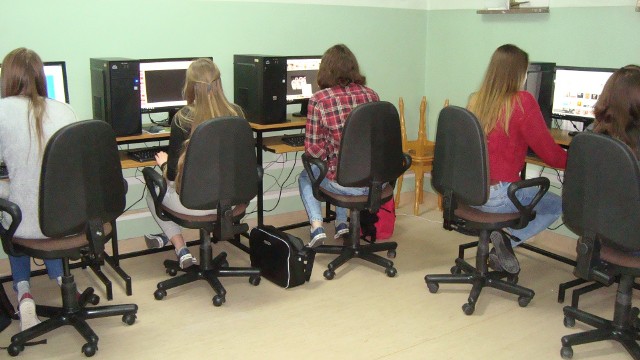 Uczniowie szkoły w Bukowie mają nową pracownię informatyczną dzięki miejscowej firmie wapienniczej Lhoist.